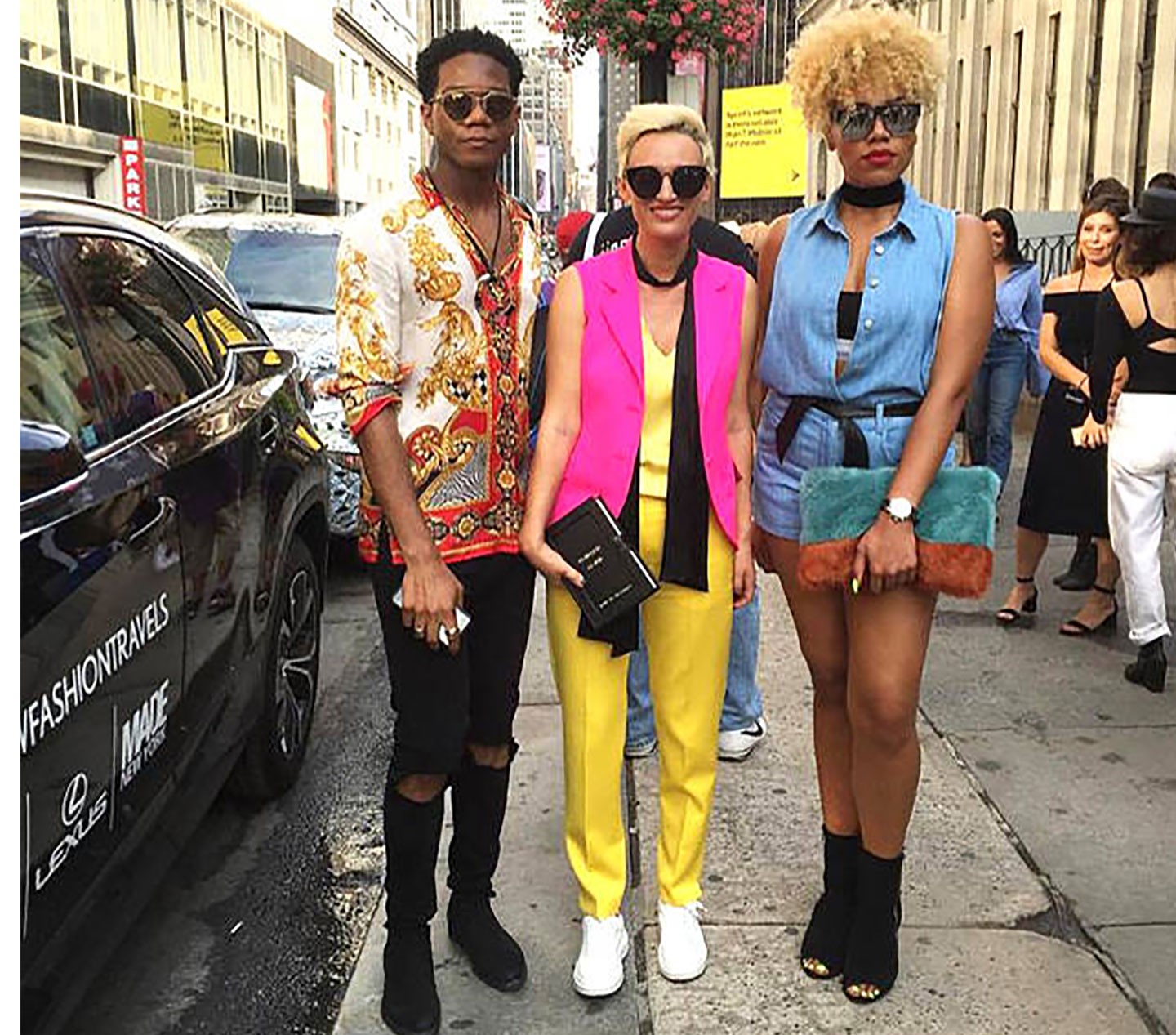 CARMEN NEGOITA - Poarta pantaloni galbeni si vesta Roz Fluo la New York Fashion Week