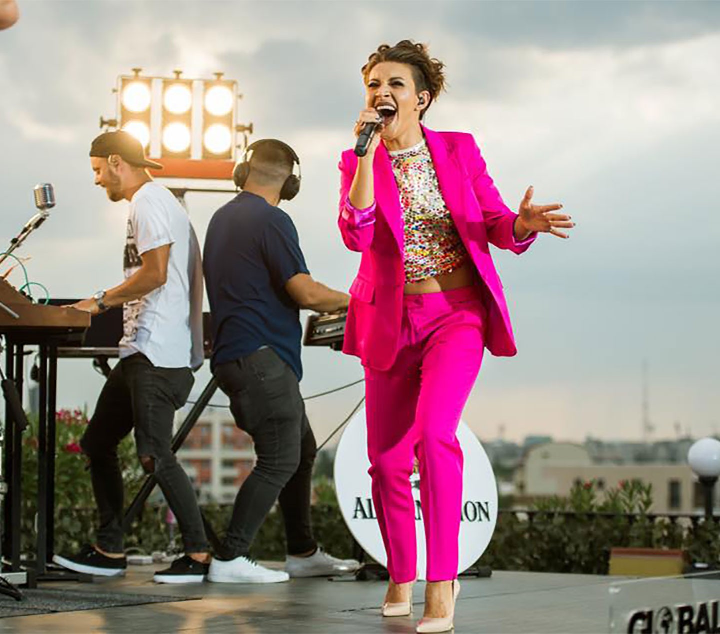 NICOLETA NUCA - Poarta costum roz pe in concert