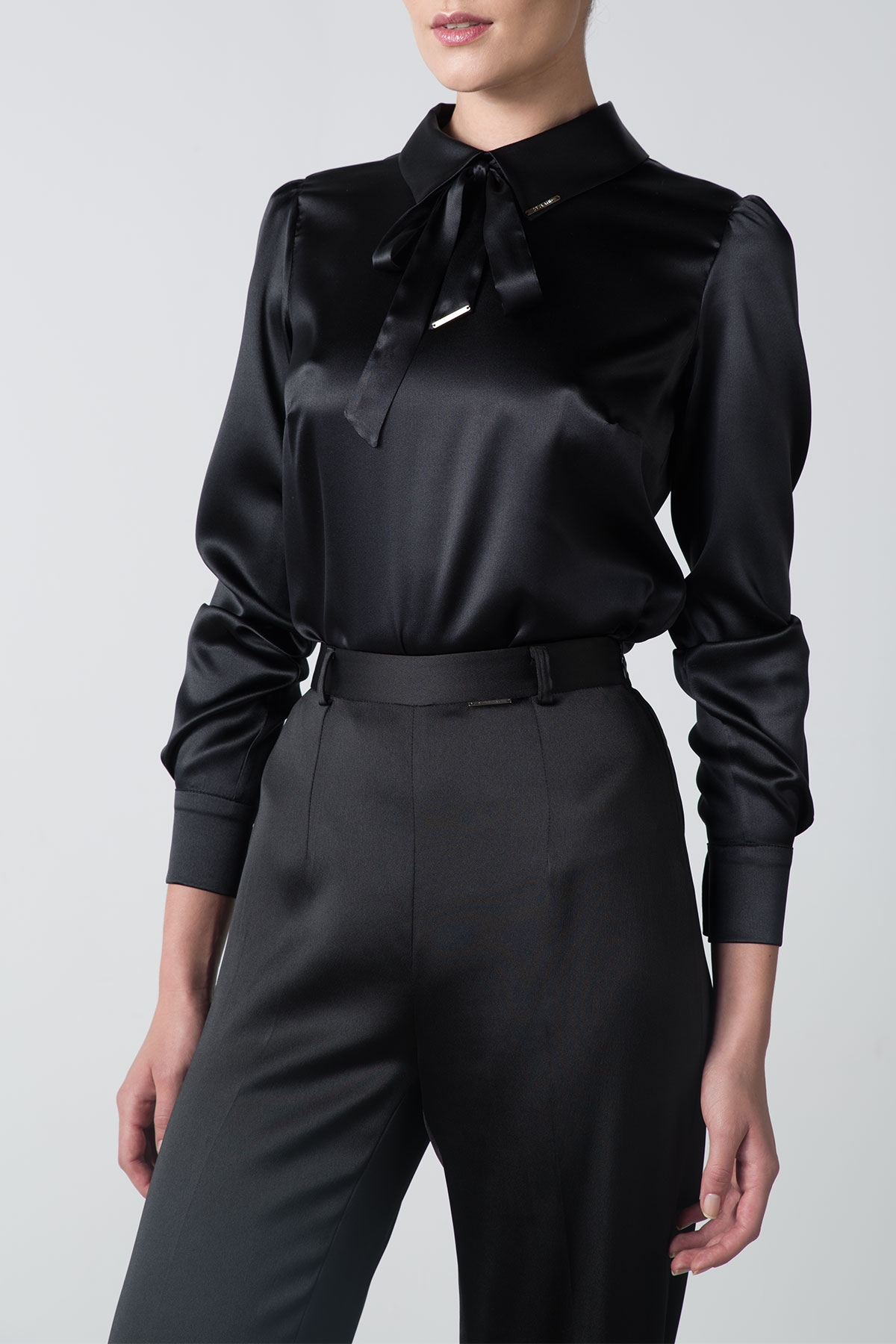 Black pussy-bow silk shirt with back buttons - STYLAND