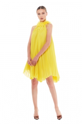PLEATED YELLOW DRESS WITH OSTRICH FEATHERS TRIM